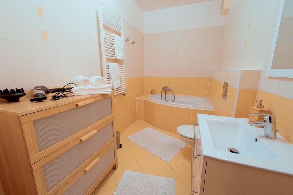 U Metra, 4 Hoste, Parking Free, Blizko O2 Arena Apartmán
